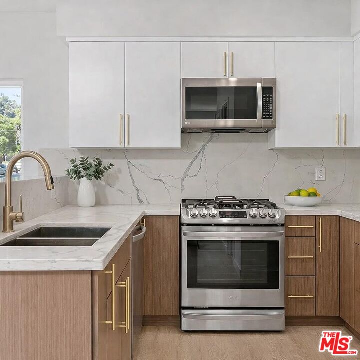 2115 Beachwood Ter