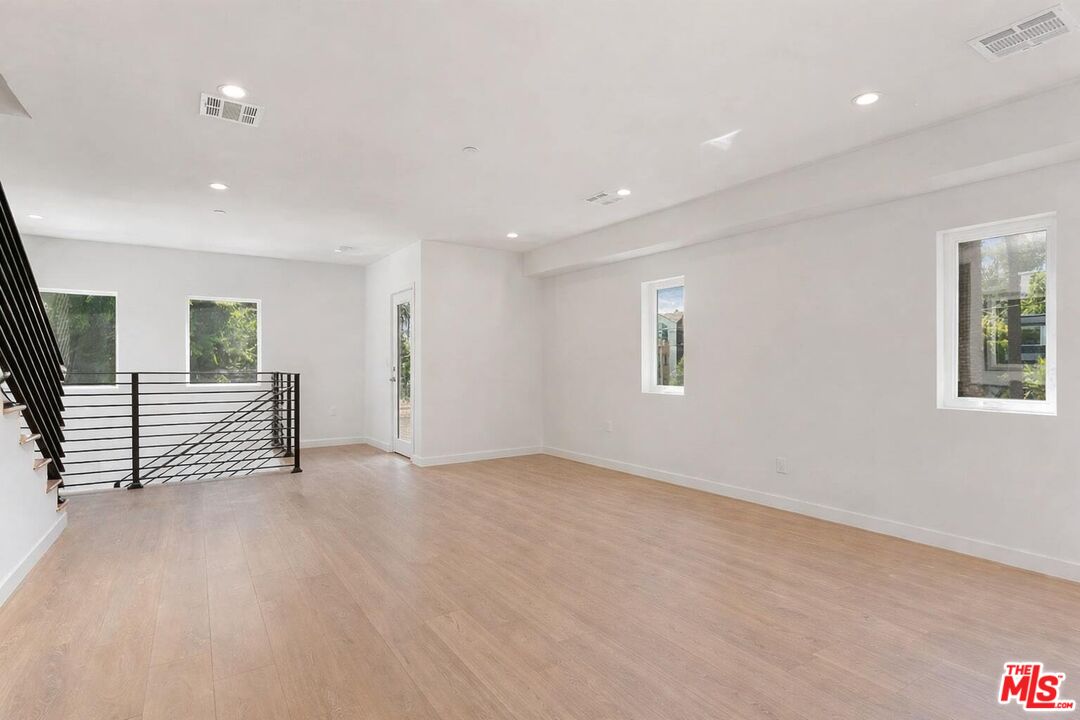 2115 Beachwood Ter