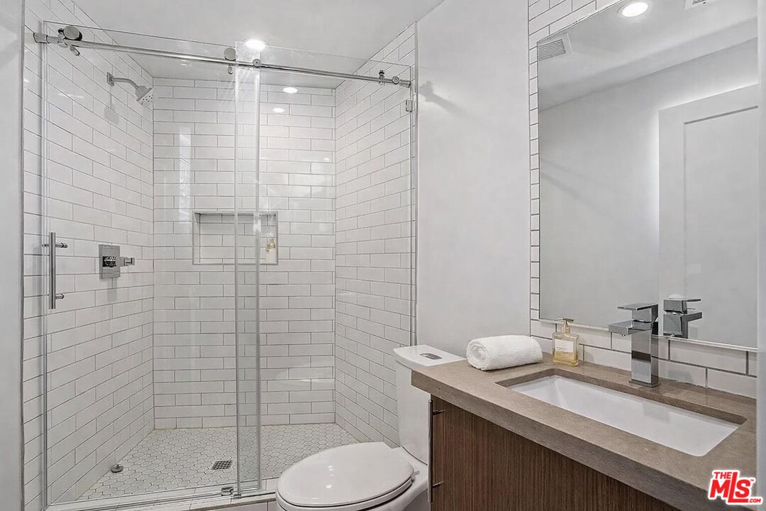 2115 Beachwood Ter