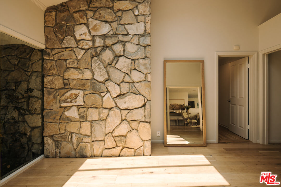 2610 Mandeville Canyon Rd