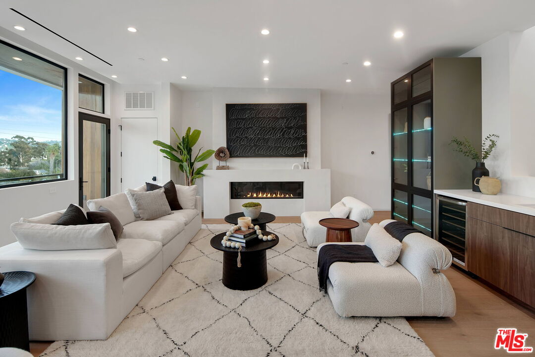 2354 Riverside Dr