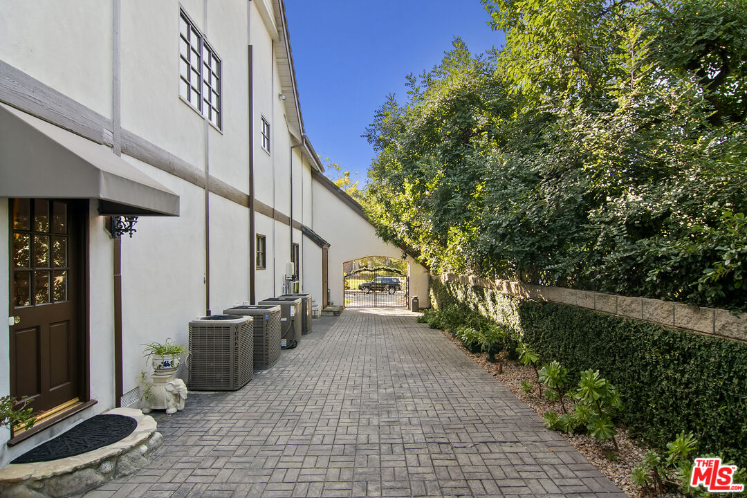 4618 Westchester Dr