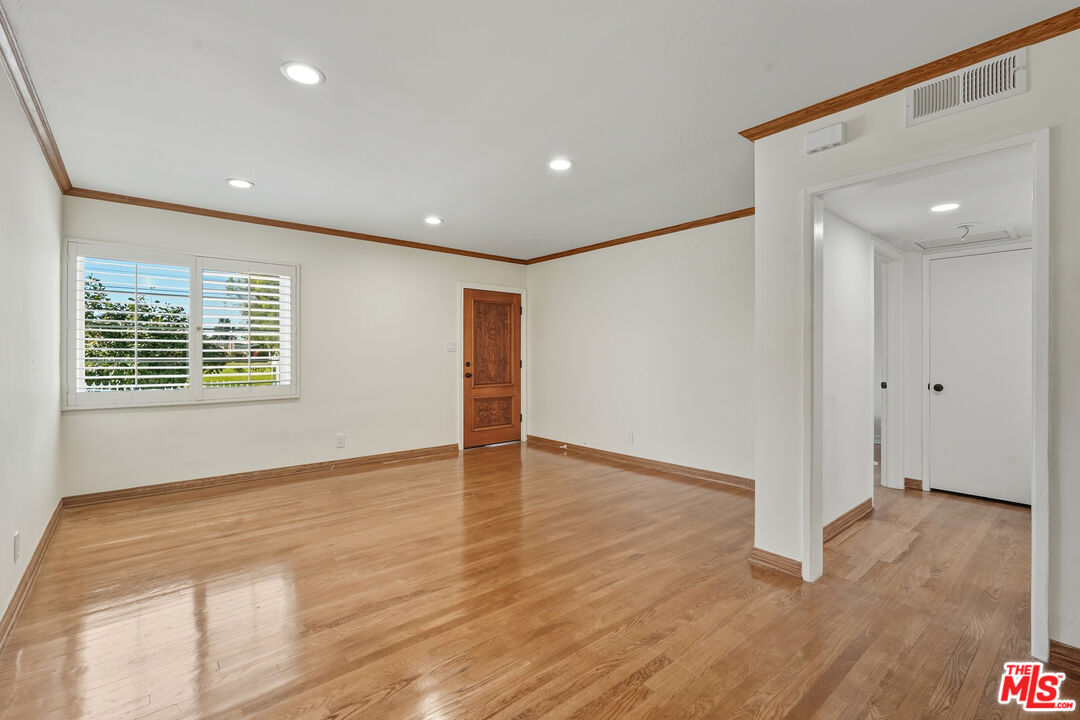 5822 Lindley Ave