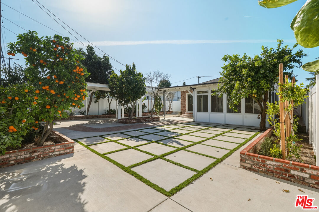 5822 Lindley Ave