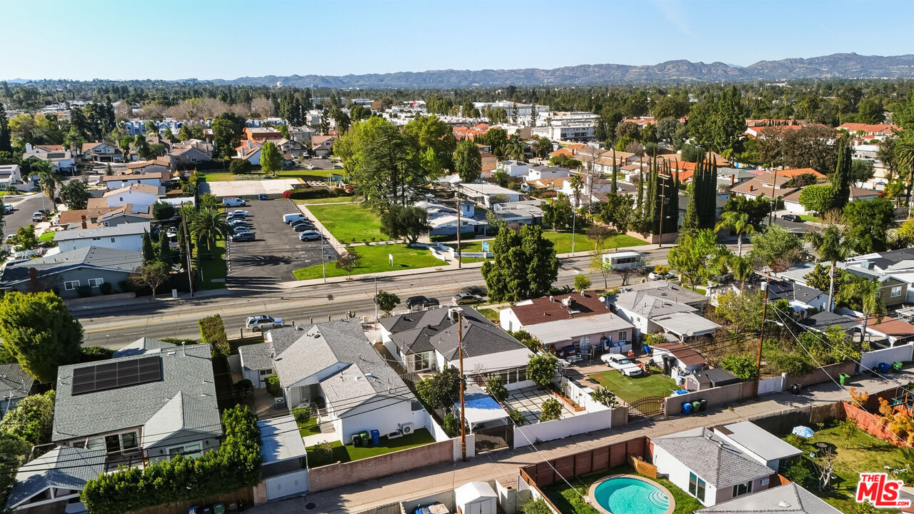 5822 Lindley Ave