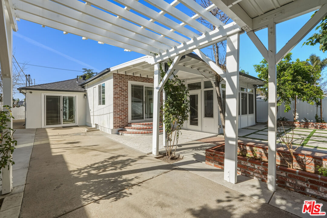 5822 Lindley Ave
