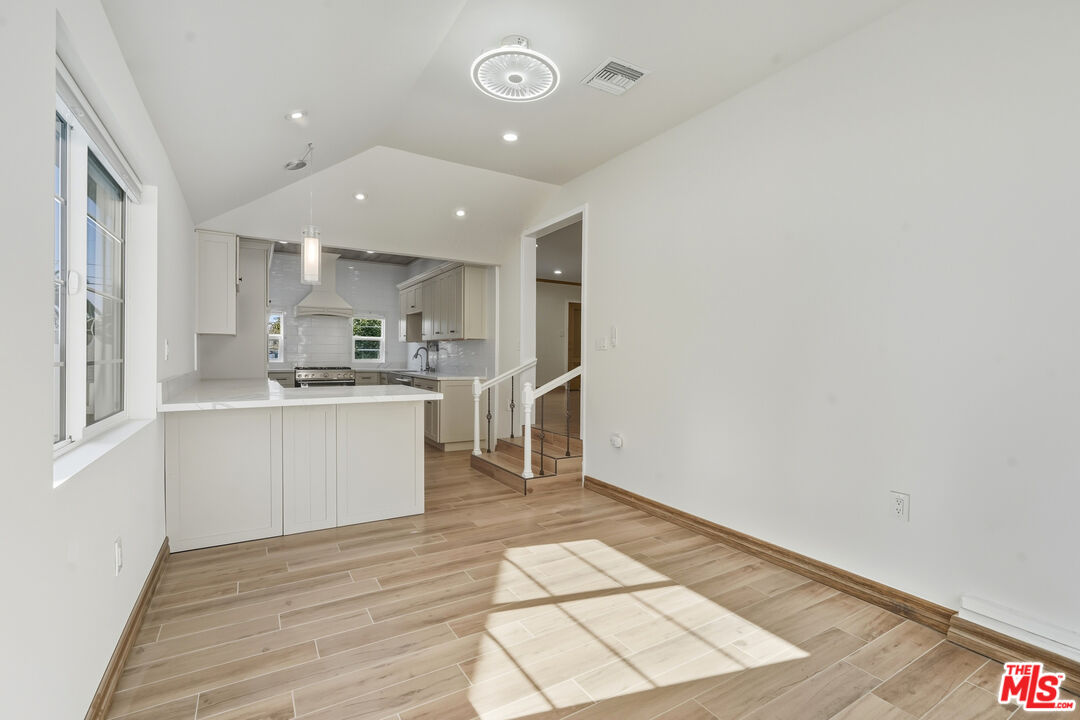 5822 Lindley Ave