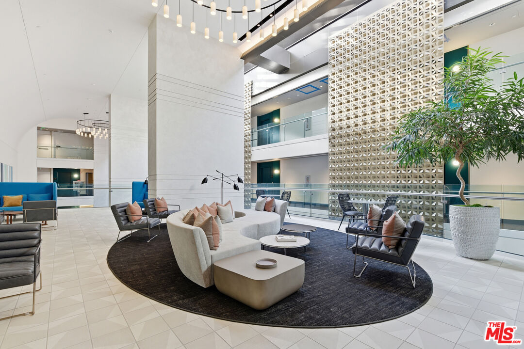 400 S Broadway Unit: 913