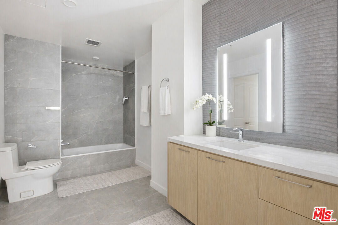 400 S Broadway Unit: 913