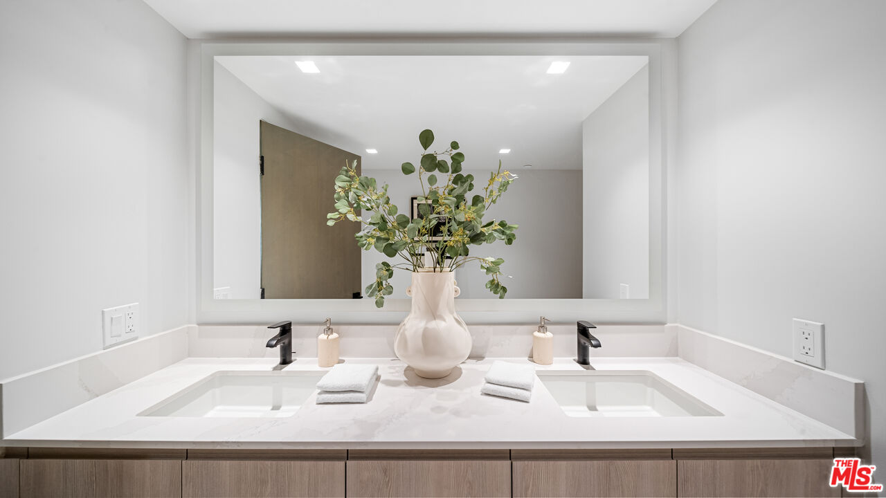 153 San Vicente Blvd Unit: 3E