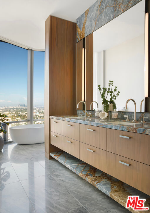 211 W Elm Ct Unit: 26C