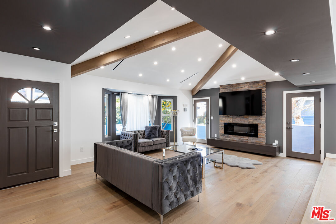 18721 Hatteras St Unit: 10