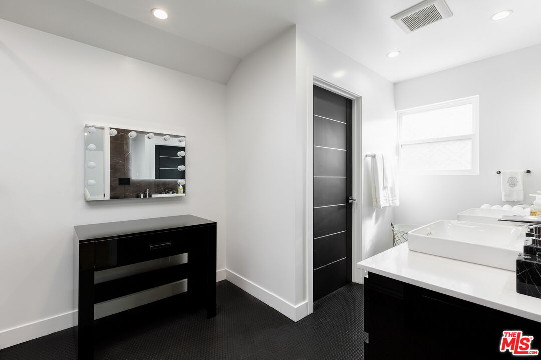 18721 Hatteras St Unit: 10