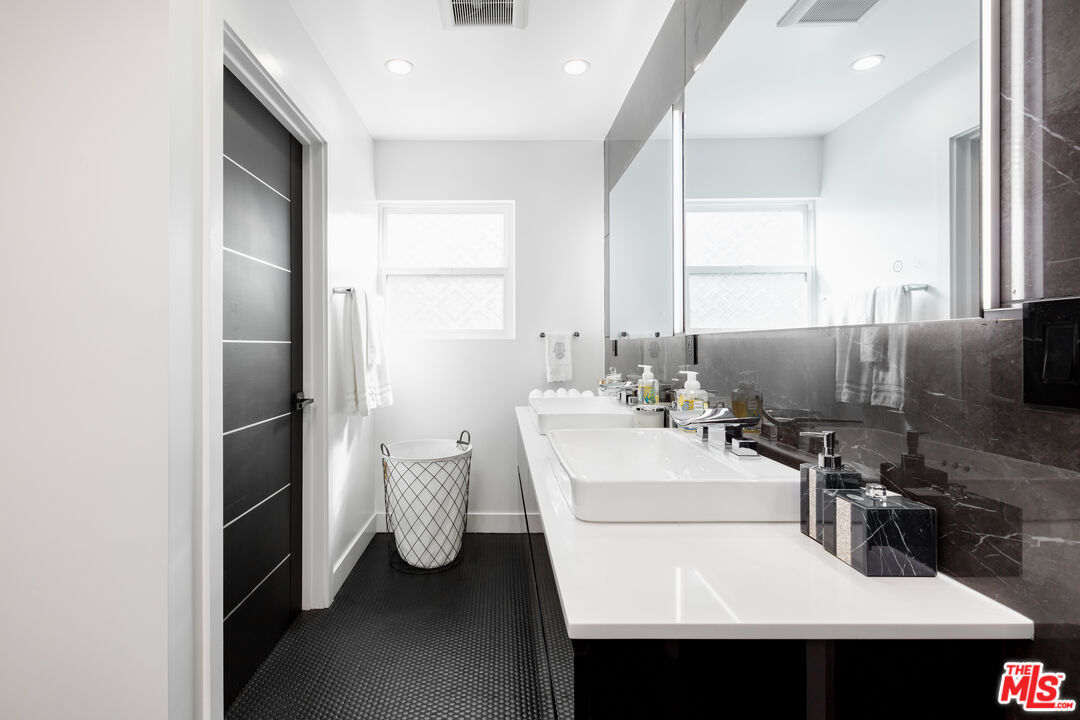 18721 Hatteras St Unit: 10