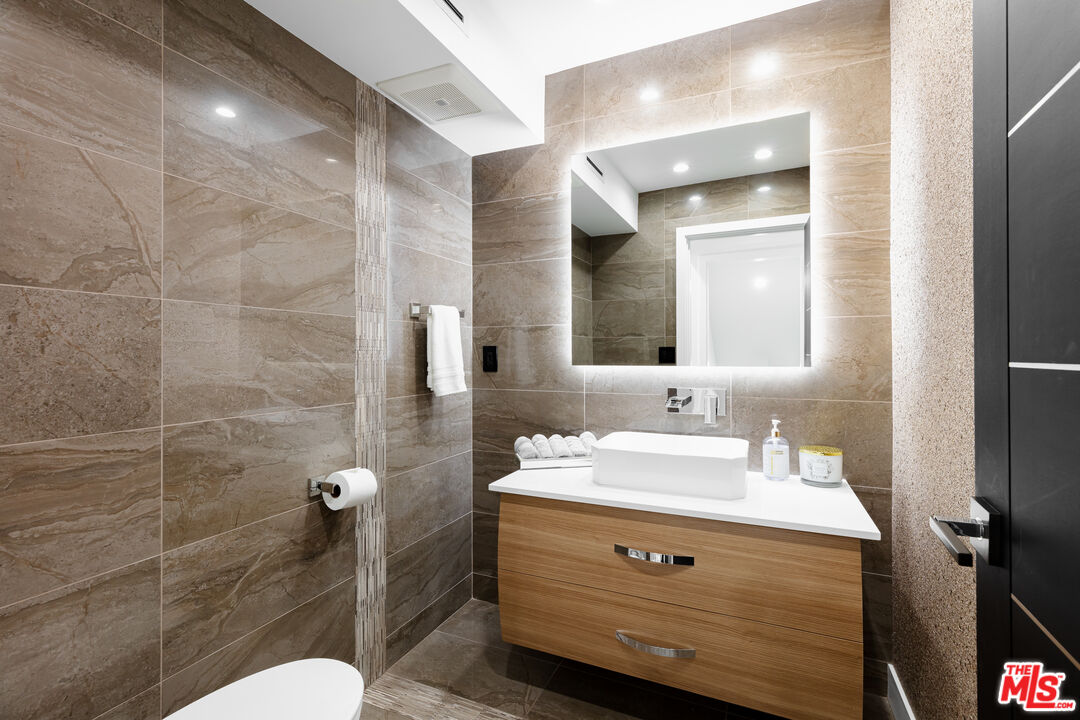 18721 Hatteras St Unit: 10