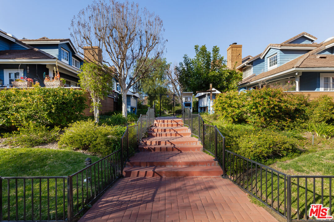 18721 Hatteras St Unit: 10