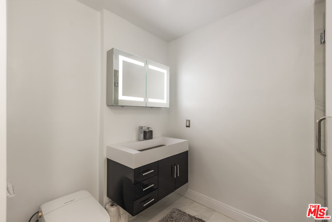 848 N Kings Rd Unit: 102