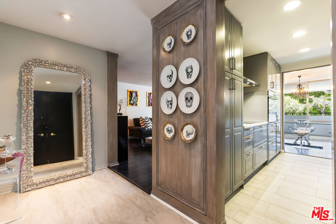 848 N Kings Rd Unit: 102