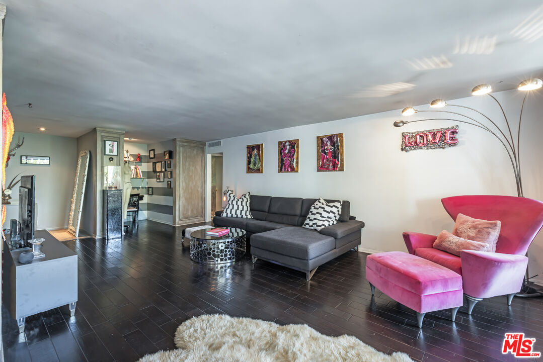 848 N Kings Rd Unit: 102