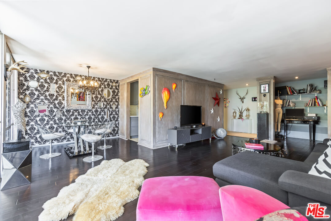 848 N Kings Rd Unit: 102