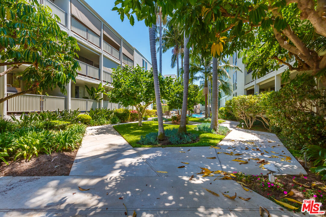 848 N Kings Rd Unit: 102