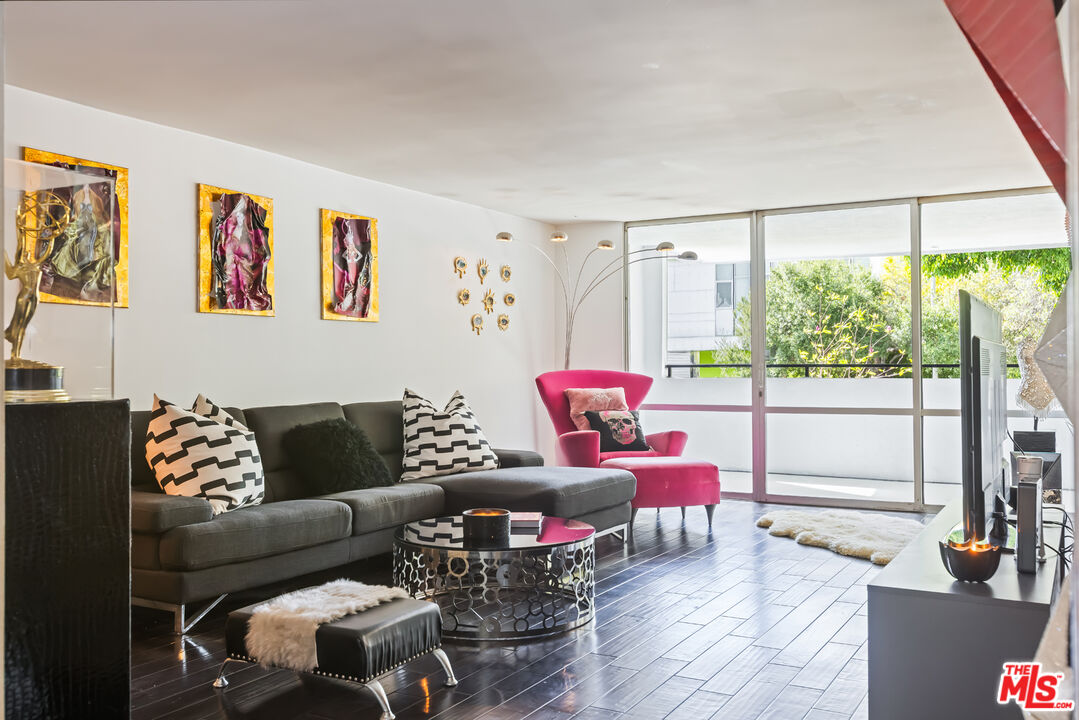 848 N Kings Rd Unit: 102