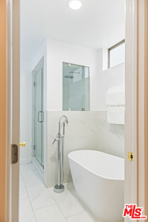 848 N Kings Rd Unit: 102