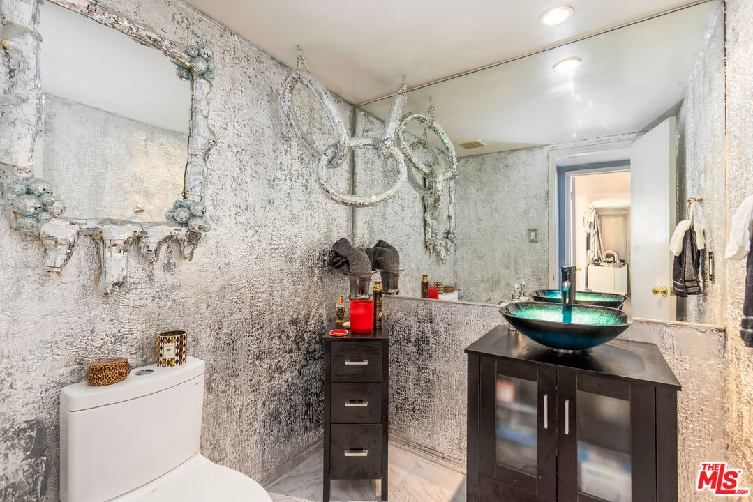 848 N Kings Rd Unit: 102