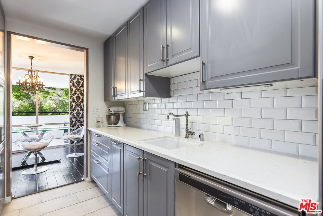 848 N Kings Rd Unit: 102