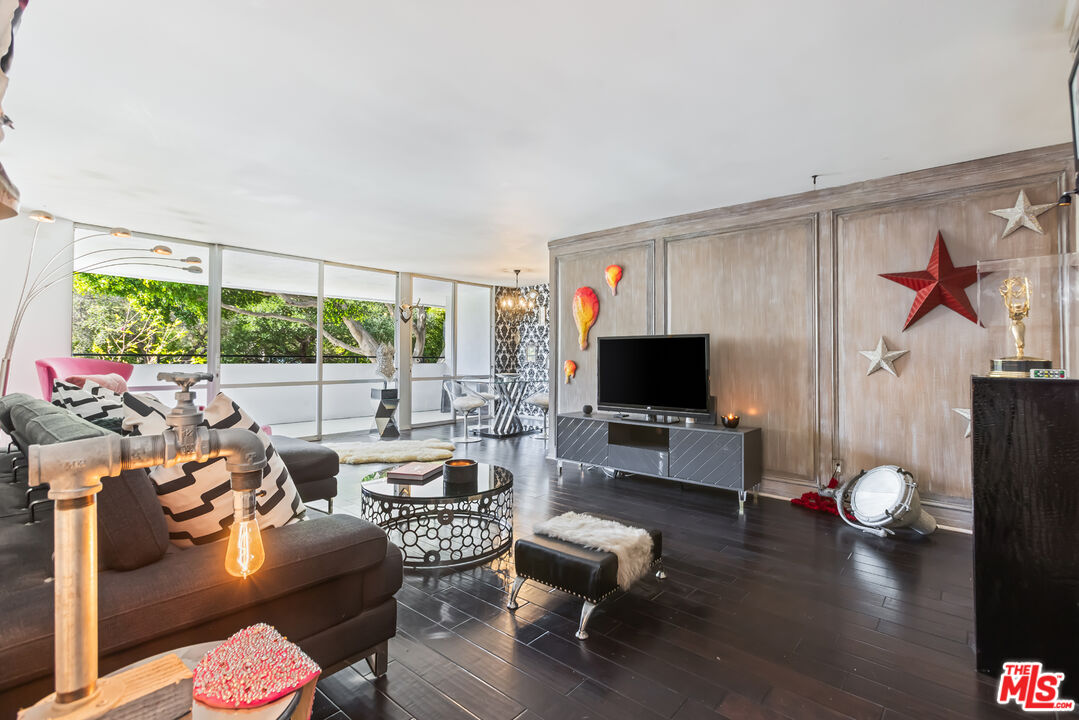 848 N Kings Rd Unit: 102