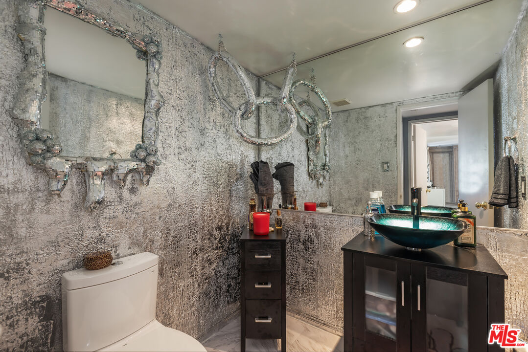 848 N Kings Rd Unit: 102