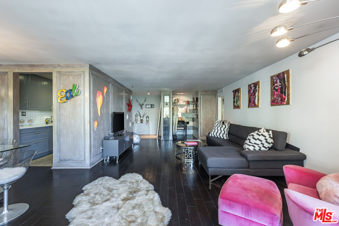 848 N Kings Rd Unit: 102