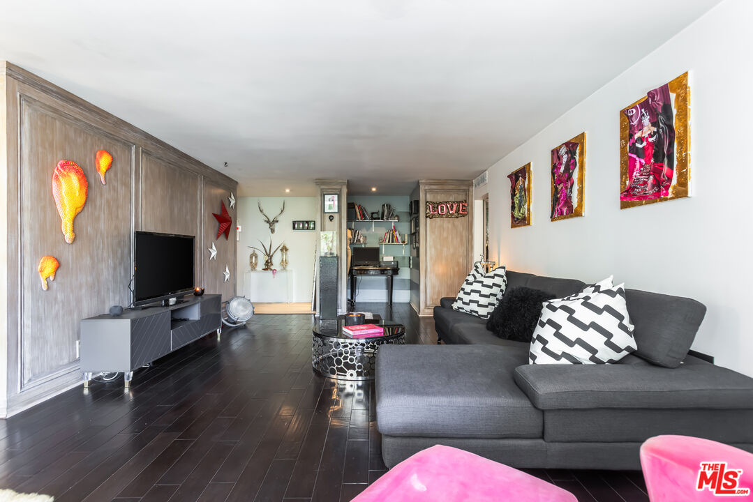 848 N Kings Rd Unit: 102