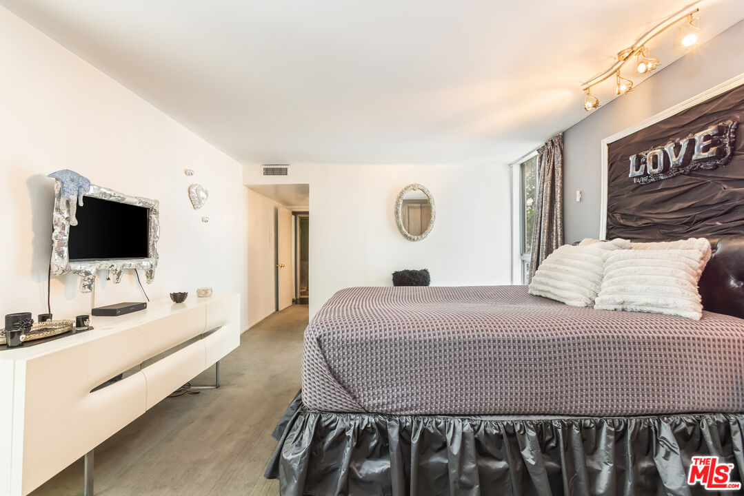 848 N Kings Rd Unit: 102