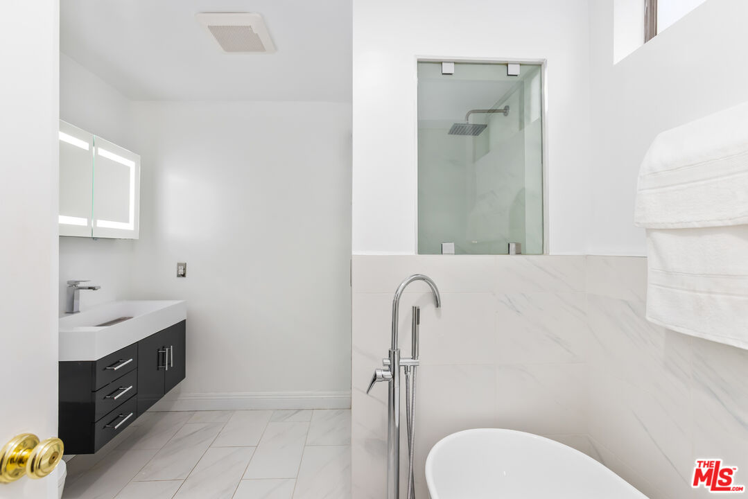 848 N Kings Rd Unit: 102