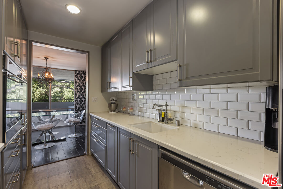 848 N Kings Rd Unit: 102