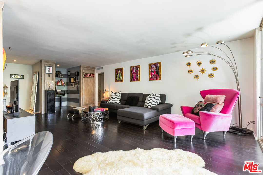 848 N Kings Rd Unit: 102