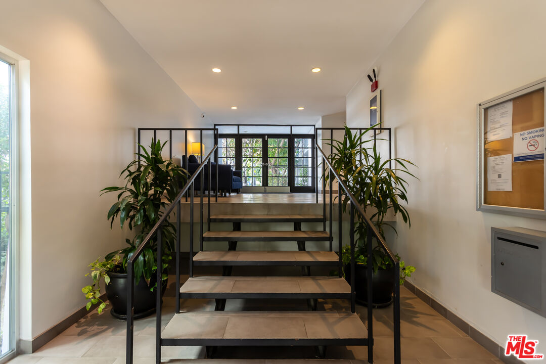 848 N Kings Rd Unit: 102