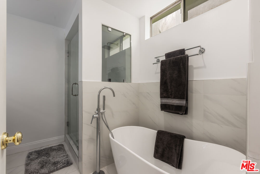 848 N Kings Rd Unit: 102