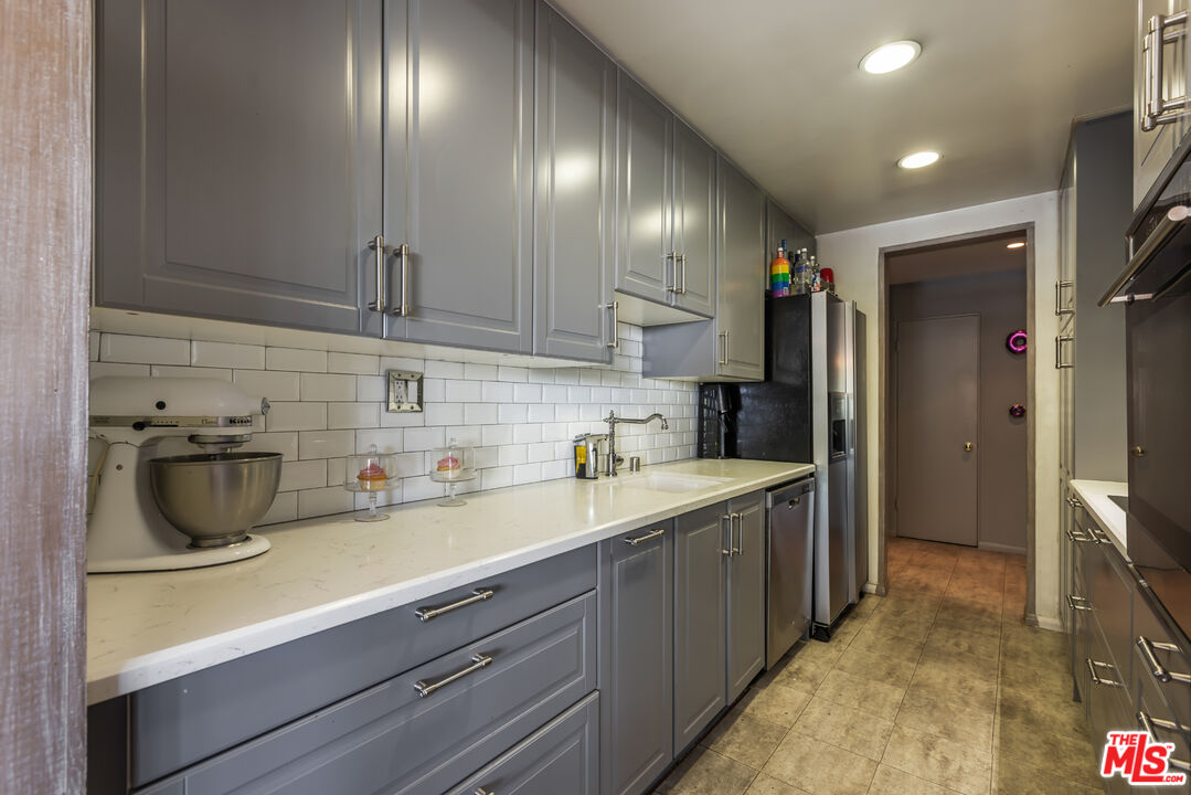 848 N Kings Rd Unit: 102