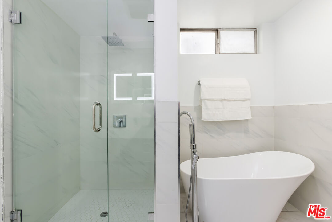 848 N Kings Rd Unit: 102