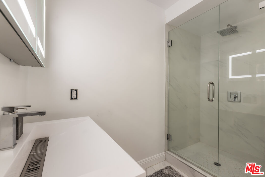 848 N Kings Rd Unit: 102