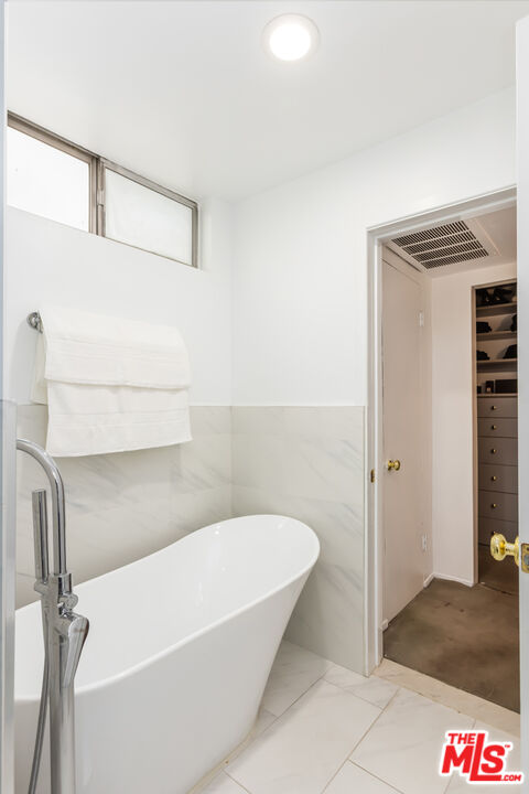 848 N Kings Rd Unit: 102