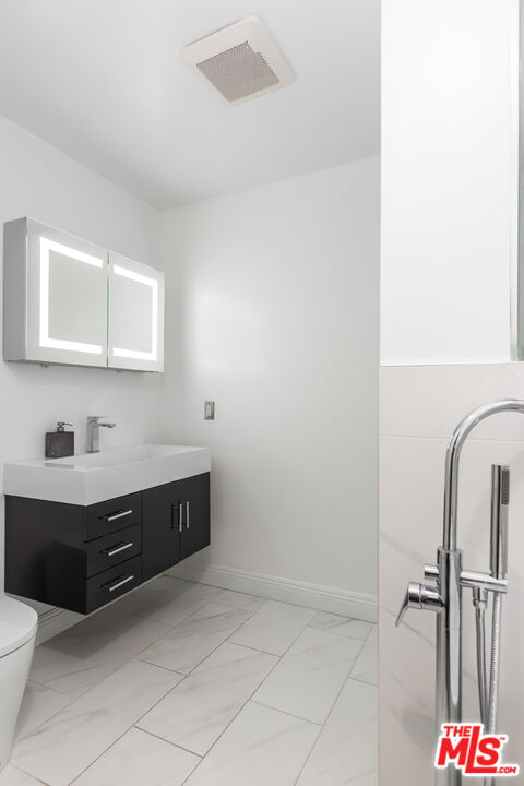 848 N Kings Rd Unit: 102