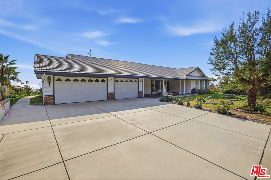 25945 Fran Lou Dr