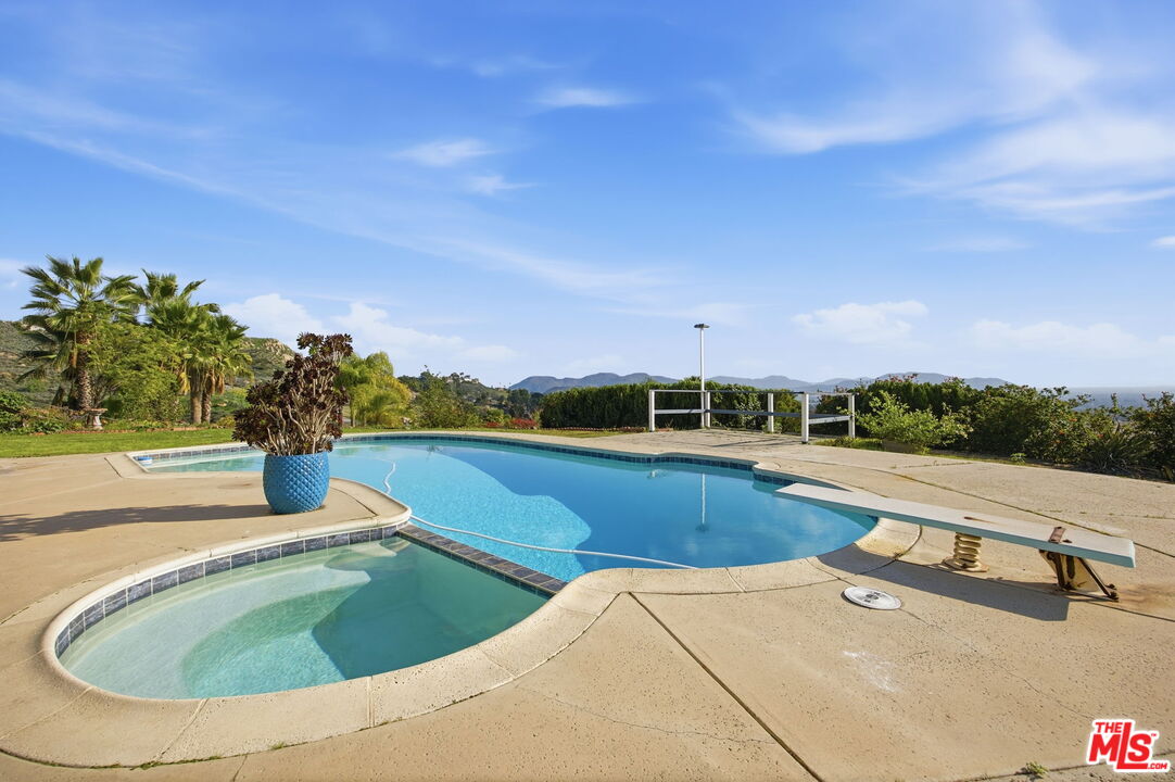 25945 Fran Lou Dr