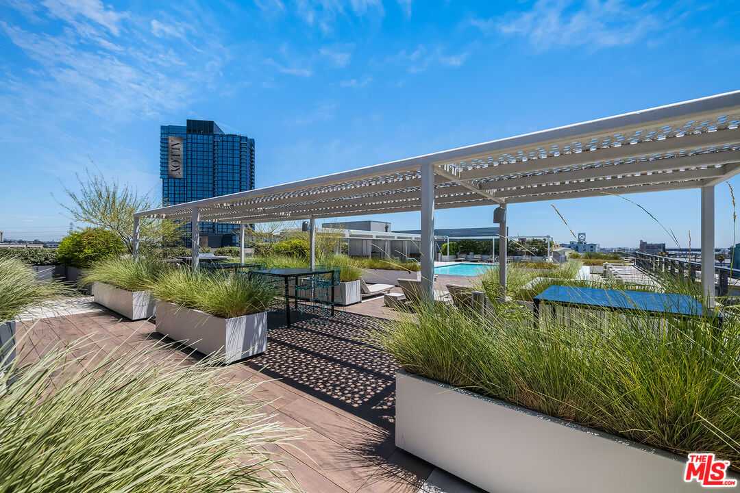 527 Molino St Unit: 206