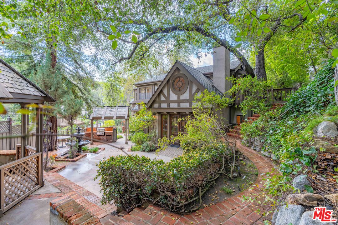 3041 E Chevy Chase Dr