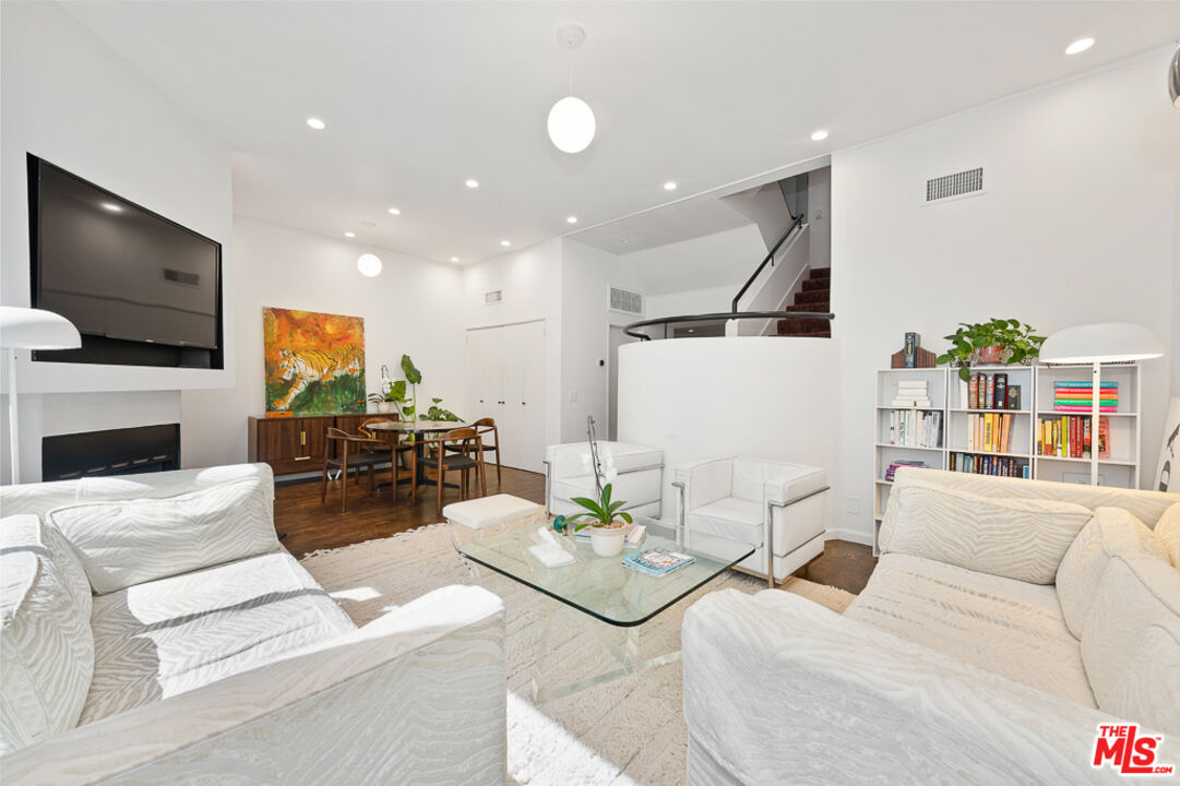 148 S Roxbury Dr Unit: B