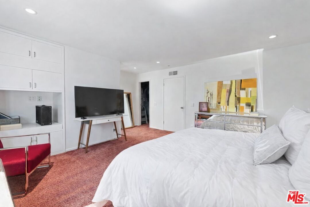 148 S Roxbury Dr Unit: B